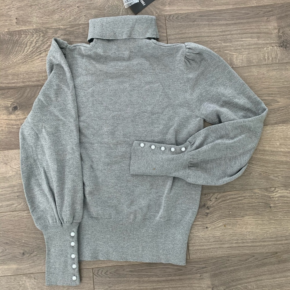 NWT F21 Grey puffed long sleeve turtleneck w/pearl